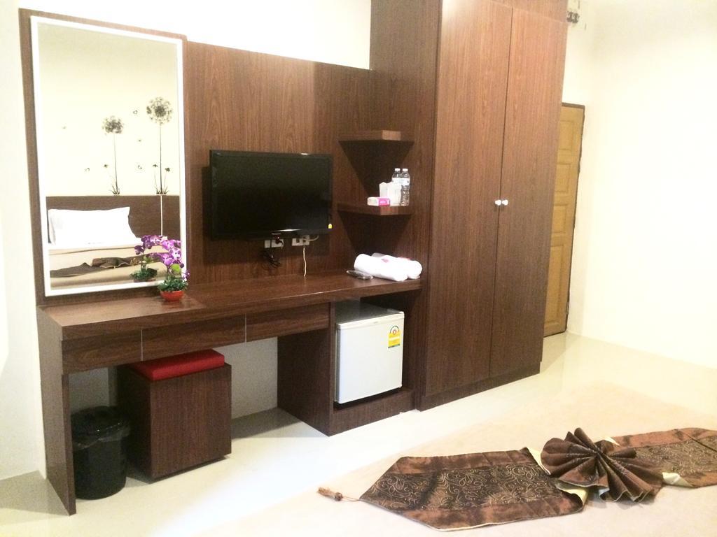 Phuthara Hostel Phuket Room photo