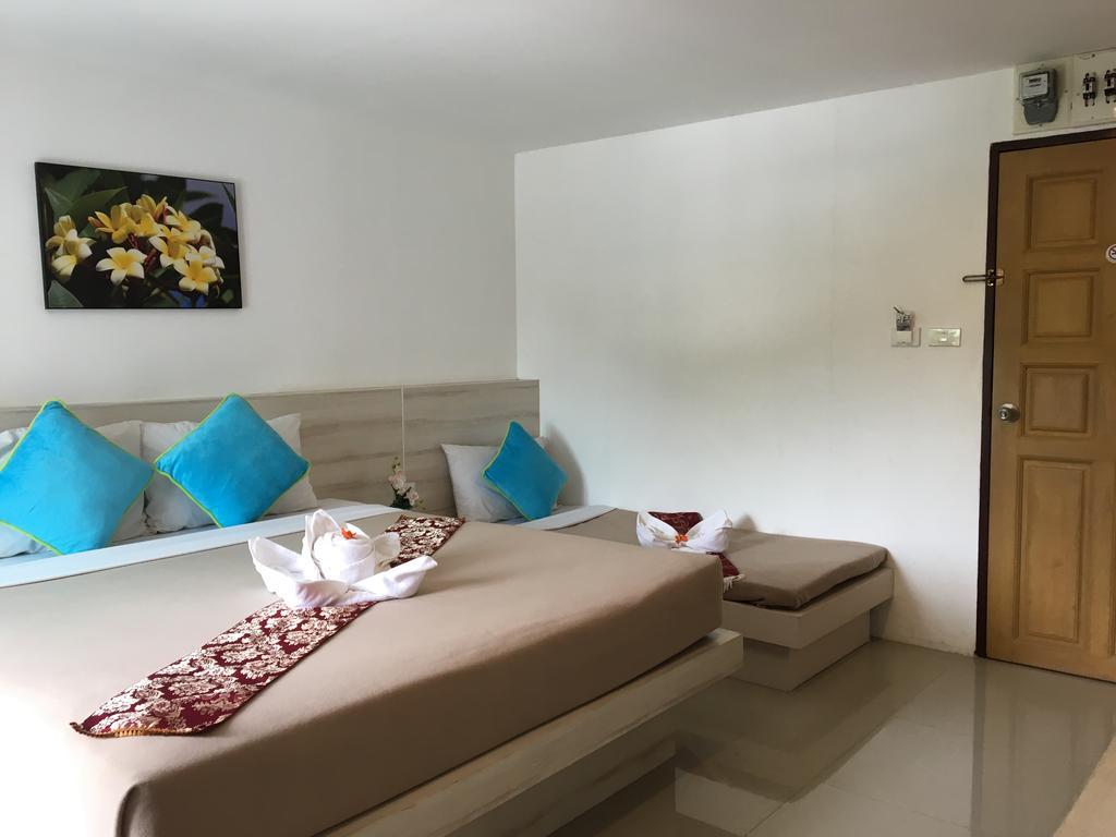 Phuthara Hostel Phuket Exterior photo