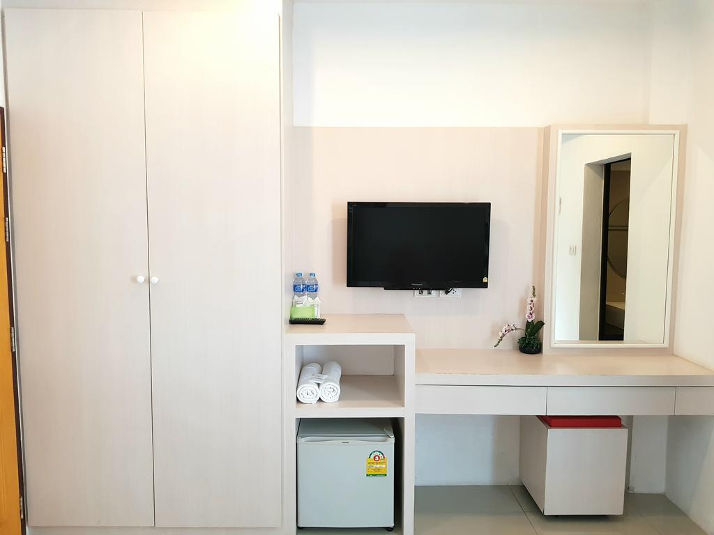 Phuthara Hostel Phuket Exterior photo