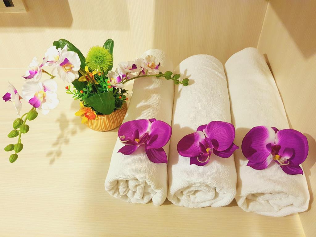 Phuthara Hostel Phuket Exterior photo
