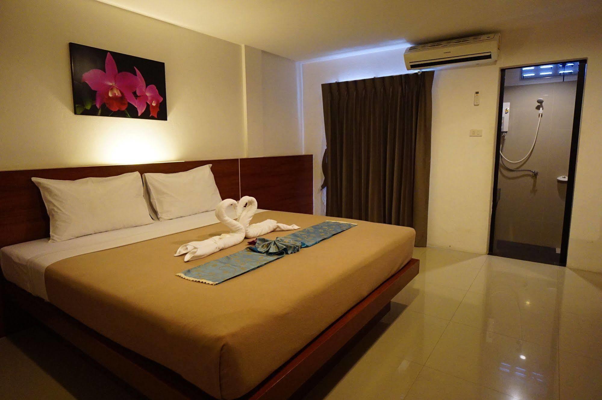 Phuthara Hostel Phuket Exterior photo